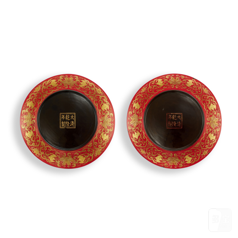A pair of gilt-decorated cinnabar lacquered 'phoenix and peony' dishes, Mark and period of Qianlong | 清乾隆 朱漆描金鳳穿牡丹紋盤一對 《大清乾隆年製》款 - 图3